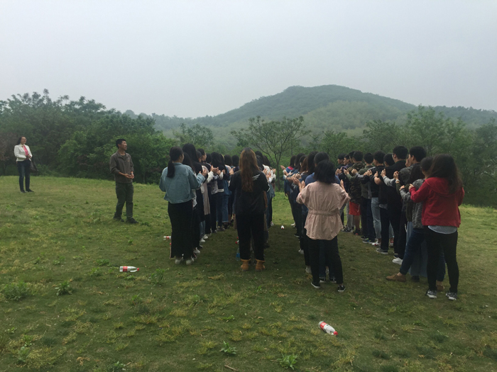 2014级旅游系本科生进行户外实践教学体验.jpg